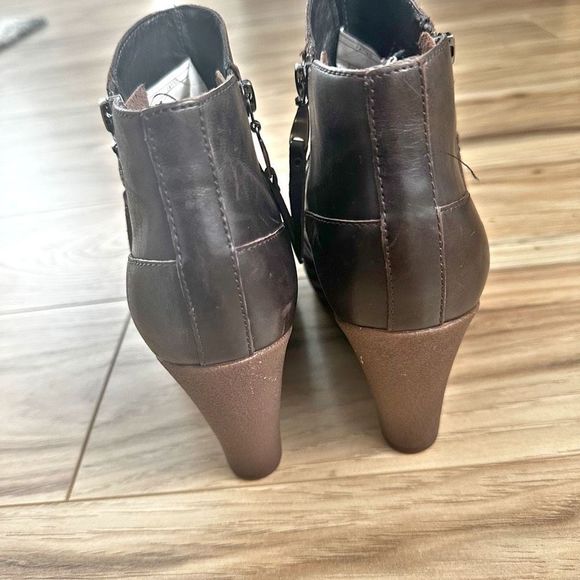 UGG | Meredith Wedge Heel Leather Booties Ankle Boots Brown | Size 7 - Picture 6 of 12